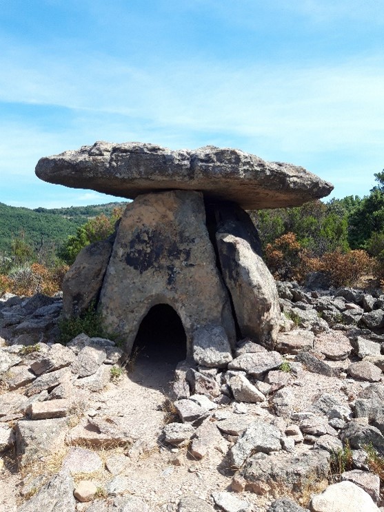 Une image représentant un dolmen